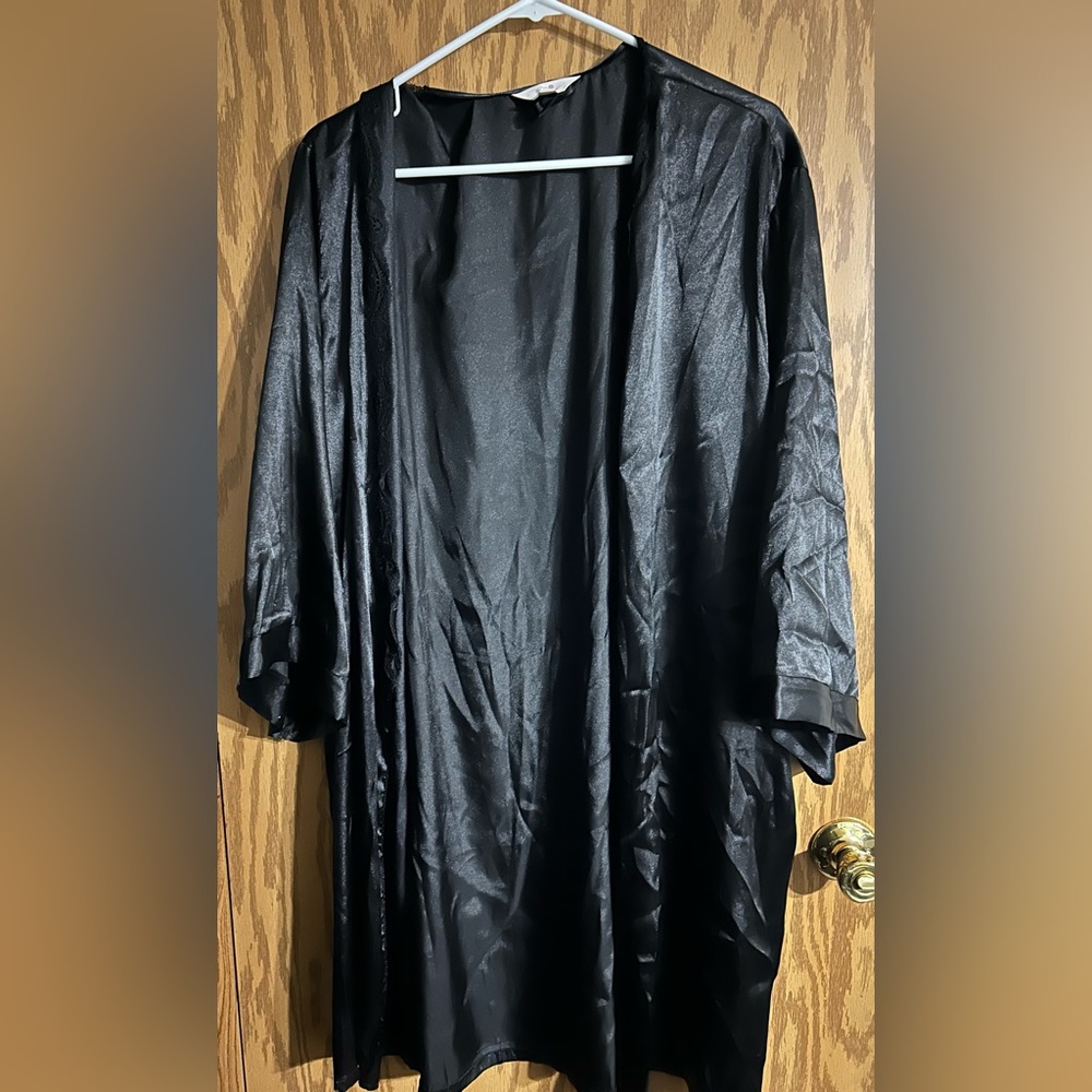 Secret Treasures black robe. Size 2X